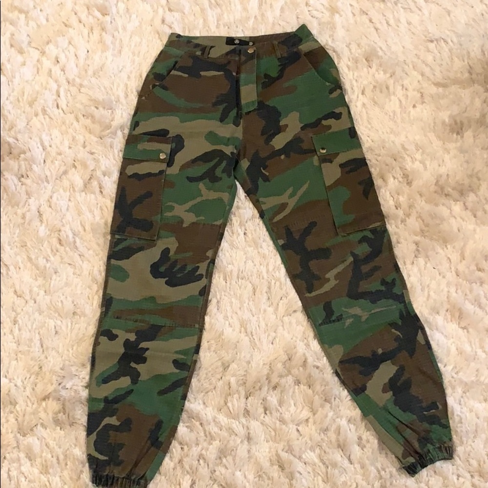 SOLD 🚫 Camp pants